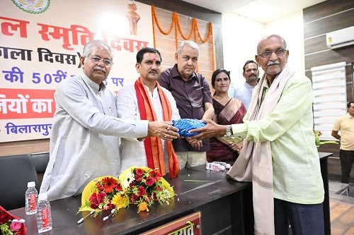 केंद्रीय राज्यमंत्री तोखन साहू ने मीसा बंदियों का किया सम्मान