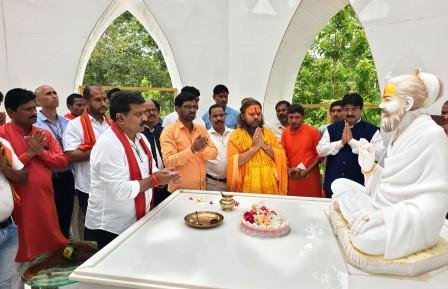 उपमुख्यमंत्री शर्मा ने पाटेश्वर धाम में राम जानकीदास जी महाराज की समाधि स्थल में पहुँचकर उन्हें दी श्रद्धांजलि